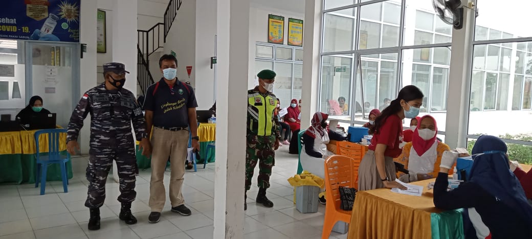 Personil Koramil 06/Kateman Lakukan Peninjauan Pelaksanaan Vaksinasi di Sungai Guntung