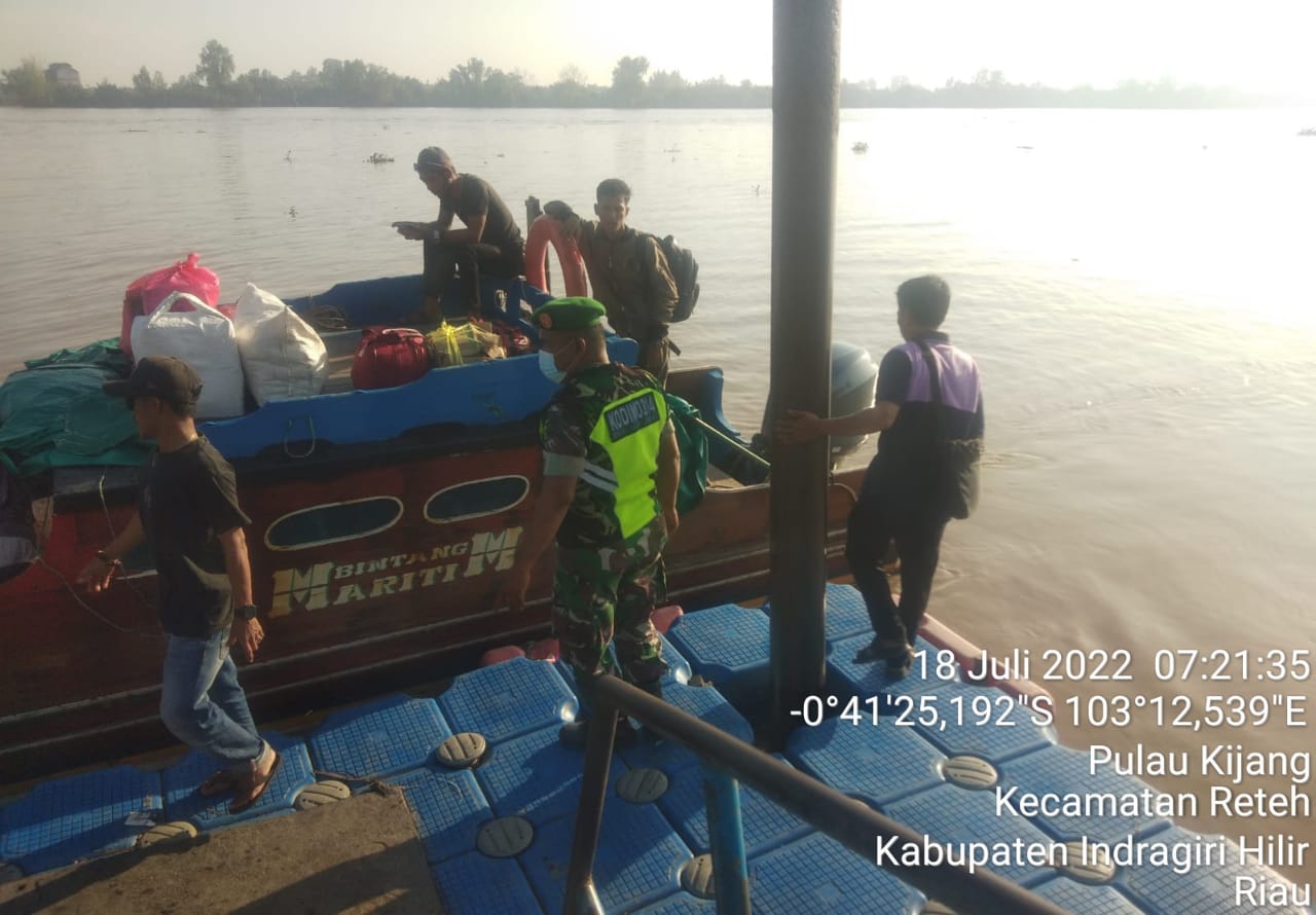 Babinsa Koramil 07/Reteh Terus Lakukan Pengecekan Terhadap Penumpang di Pelabuhan Bot