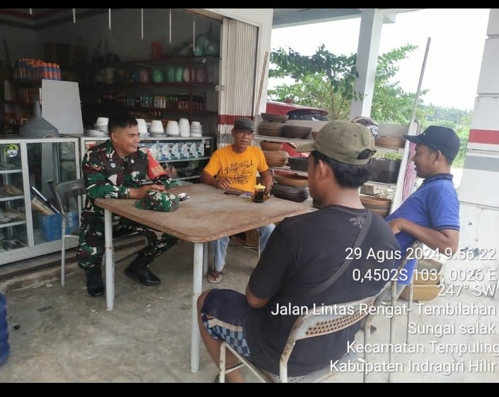 Sambangi Warga, Babinsa 03/Tpl Kopda Jalaludin Pererat Hubungan Kekeluargaan Di Desa Binaan