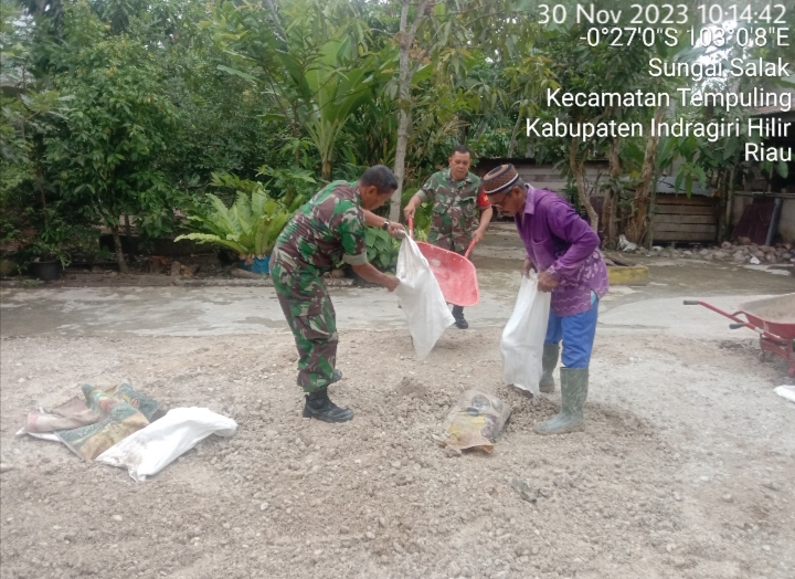 Babinsa 03/Tpl Bantu Timbun Halaman Rumah Warga Desa Binaan