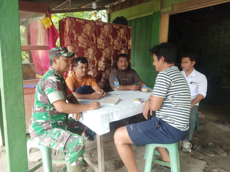 Babinsa Koramil 09/Kmg Jalin Silaturahmi Sekaligus Jaga Ketertiban Desa Binaan
