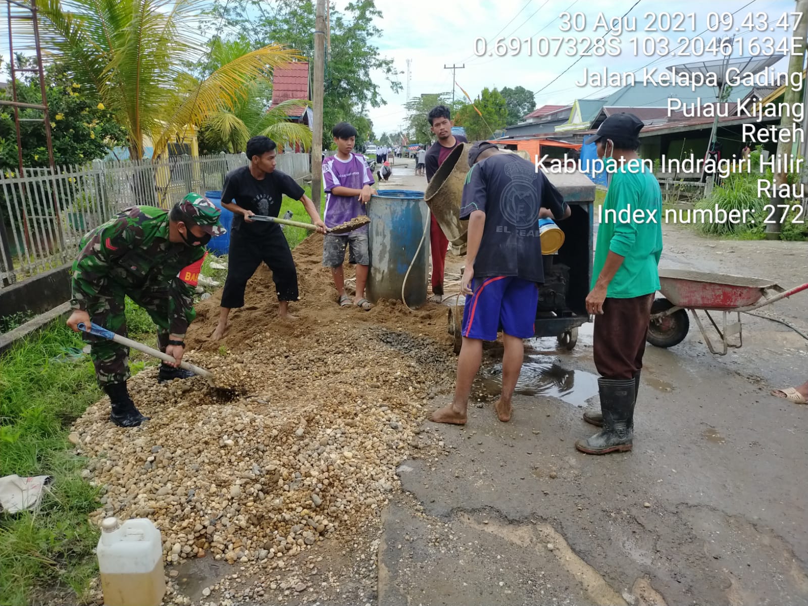 Babinsa Pulau Kijang Bersama Masyarakat Goro Tambal Jalan yang Berlubang