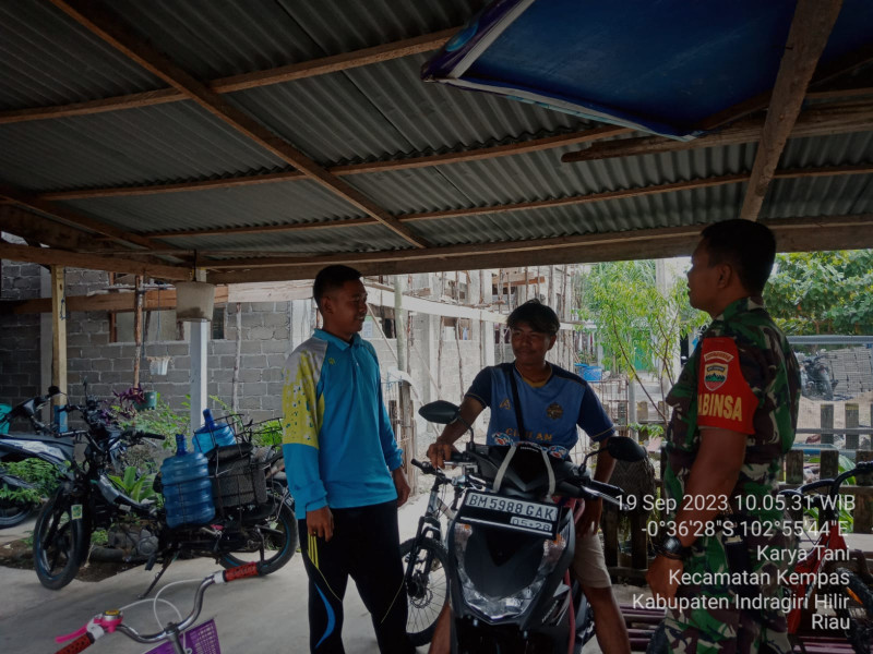 Babinsa 03/Tpl Eratkan Komsos Bersama Para Pemuda Di Wilayah Binaan