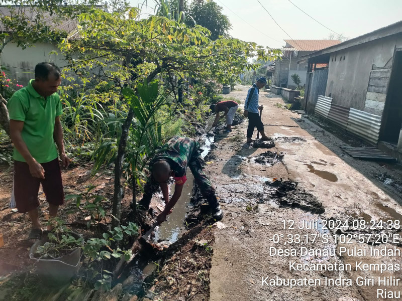 Jum'at Bersih, Babinsa Koramil 03/Tpl Bersama Warga Goro Bersihkan Saluran Parit Desa Binaan
