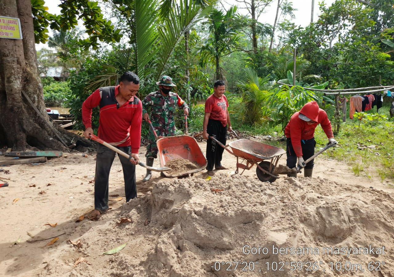 Wujud Kemanunggalan TNI, Babinsa Koramil 03/Tempuling Goro Bersama Warga Timbun Jalan Berlubang