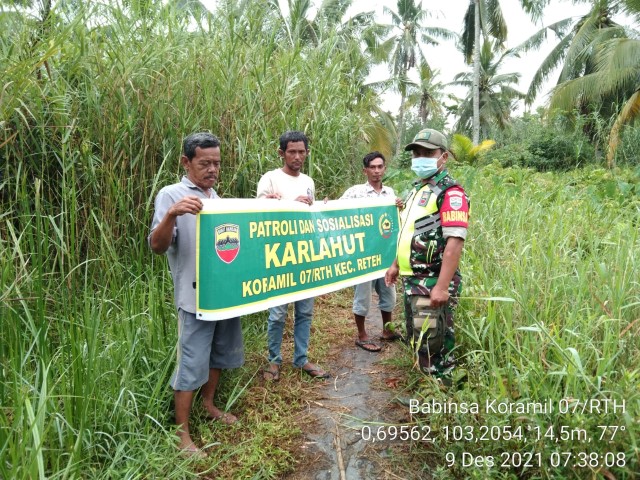 Sebagai Upaya Antisipasi Karhutla, Babinsa 07/Reteh Lakukan Patroli dan Sosialisasi