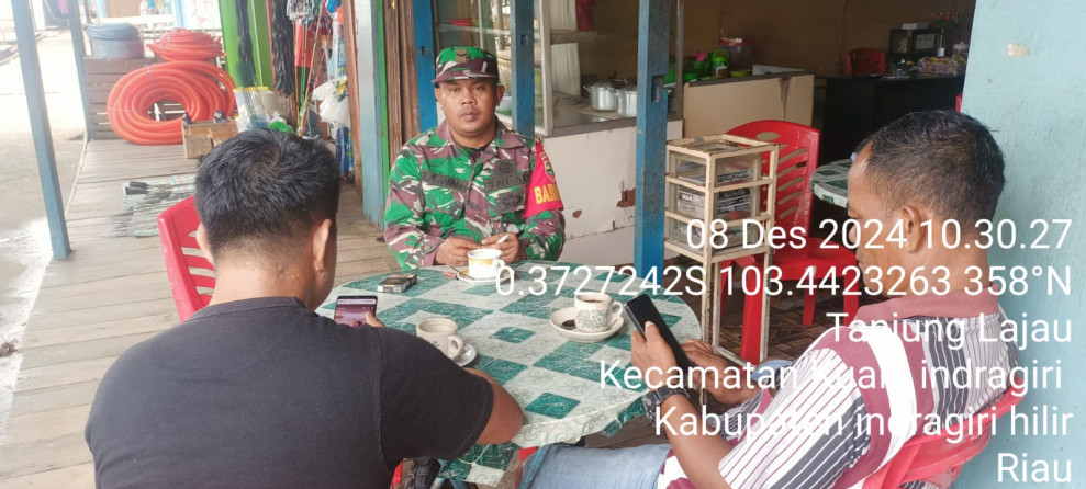 Babinsa Koramil 04/Kuindra Gelar Komsos di Desa Tanjung Lajau