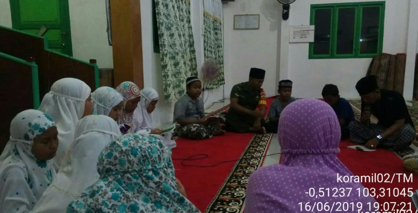 Babinsa Koramil 02/Tanah Merah Ikut Mendampingi Mengajar Mengaji, Anak-Anak Ada yang Ingin Jadi TNI