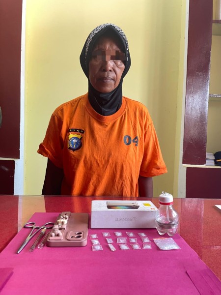Perempuan Paruh Baya Diamankan Karena Edarkan Sabu di Inhil