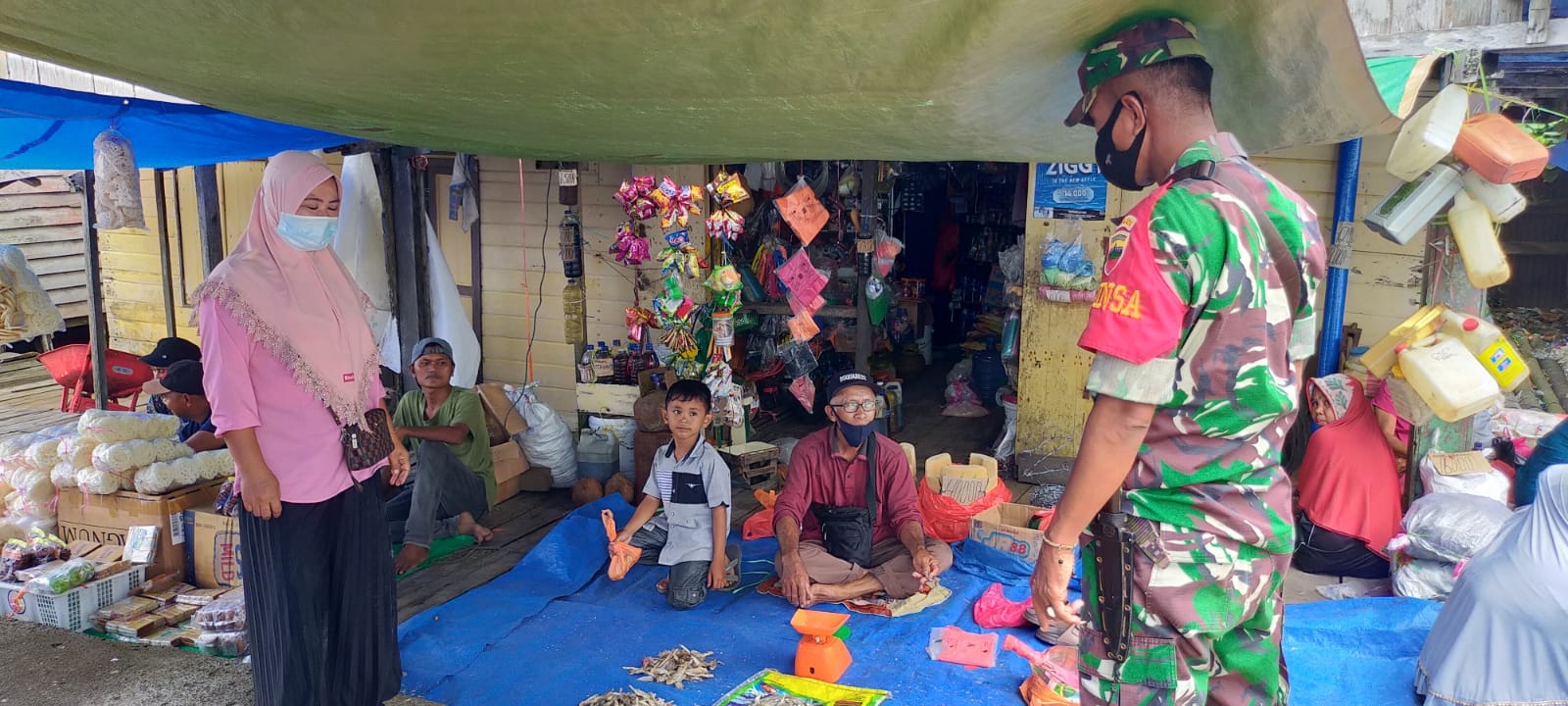 Selain Tegakkan Protkes, Babinsa 04/Kuindra Juga Ajak Warga untuk Vaksin