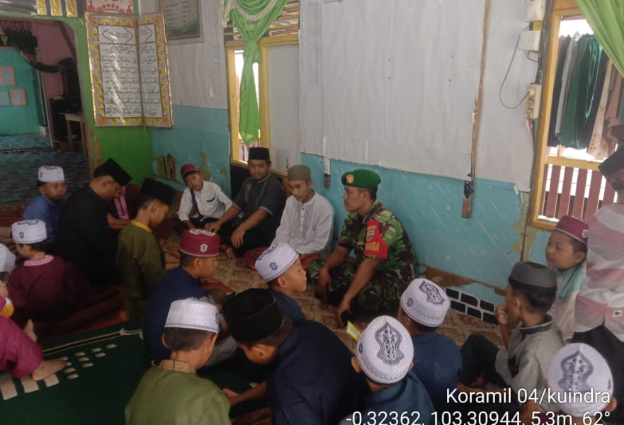 Babinsa Koramil 04/Kuindra Bersama Anak-anak Tahfidz Giat Untuk Terus Belajar Al-Qur'an