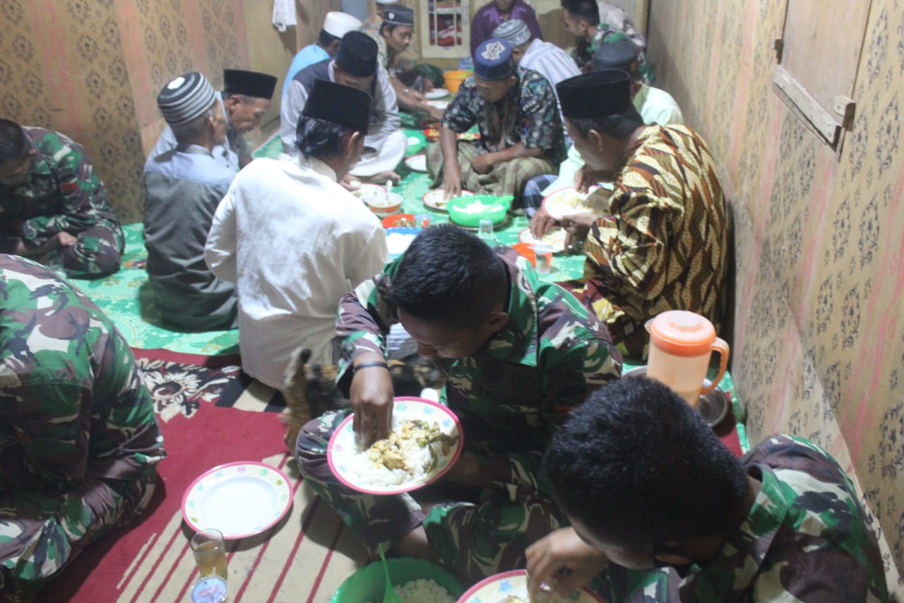 Lakukan Komsos, Satgas TMMD ke-111 Kodim 0314/Inhil Hadiri Undangan Haul Warga