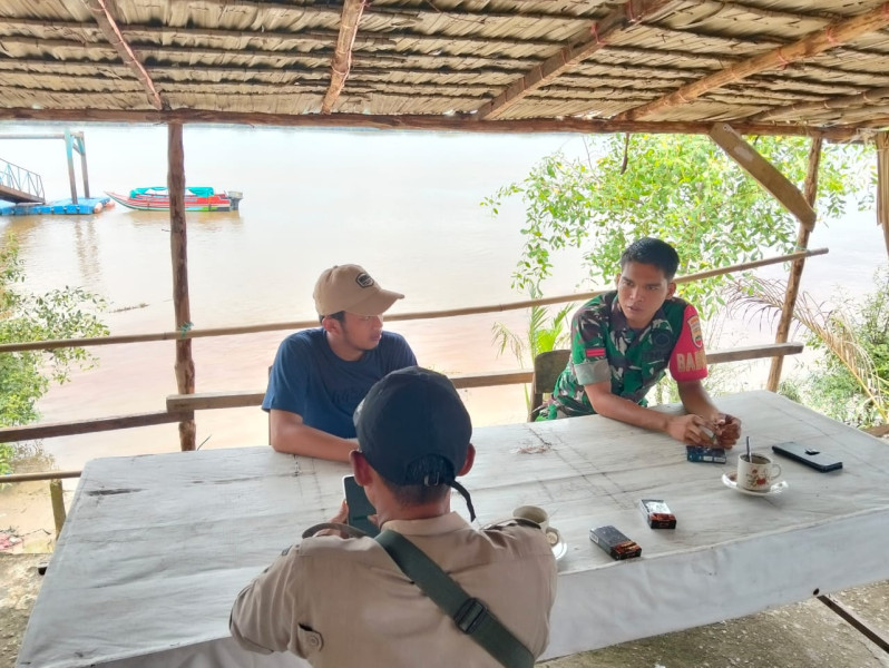 Rutin Gelar Komsos, Babinsa Koramil 07/Reteh Terus Perkuat Hubungan dengan Masyarakat