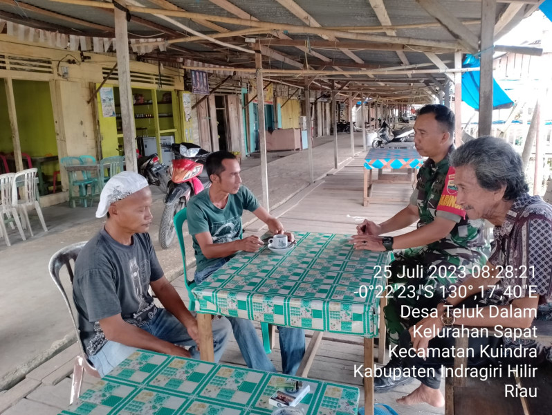 Babinsa Koramil 04/Kuindra Himbau Warga Untuk Pasang Bendera Merah Putih