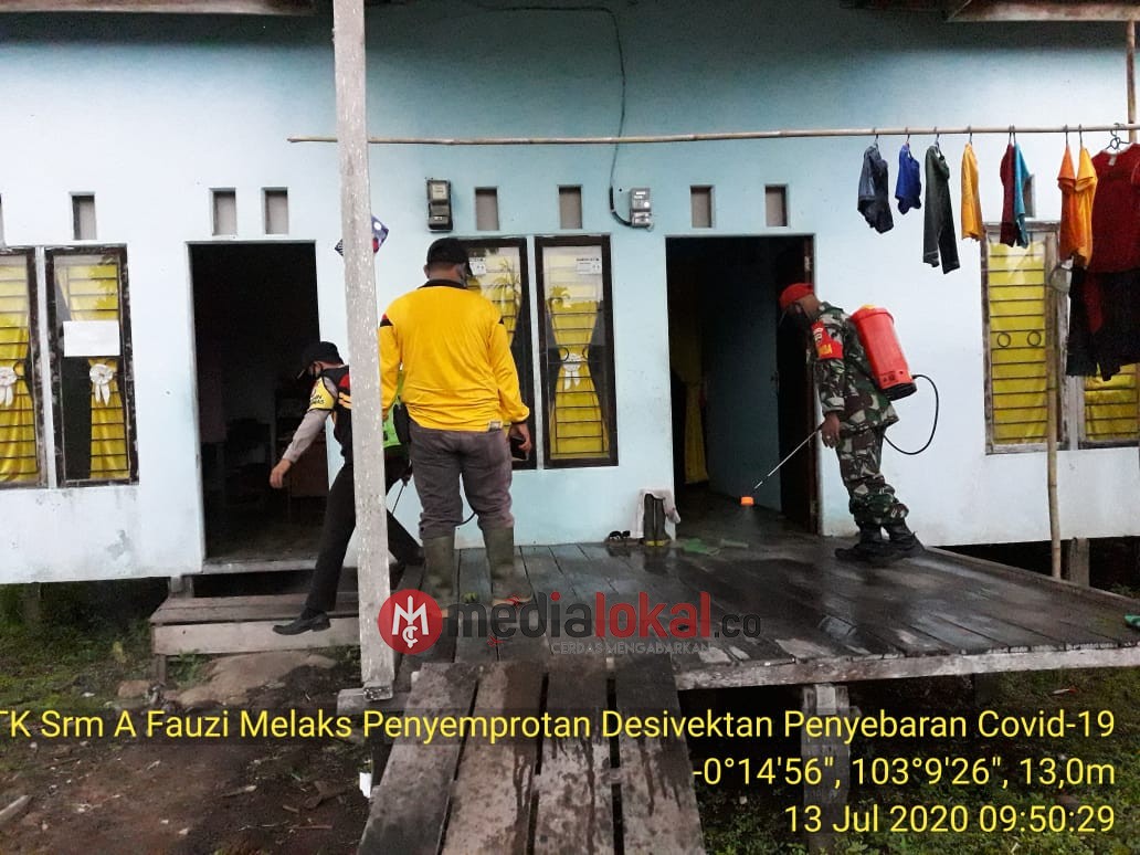 Babinsa Koramil 12/Batang Tuaka Laksanakan Penyemprotan Ulang di Desa Simpang Jaya