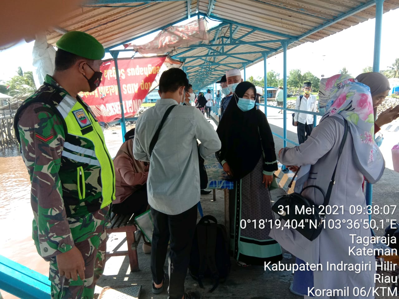 TNI Kopda Al Alim Rutin Laksanakan Penegakan Protkes di Pelabuhan Sungai Guntung
