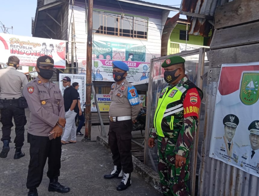 Bersama Satgas, Serda Ilyas Kembali Lakukan Penegakan Protkes di Concong Luar