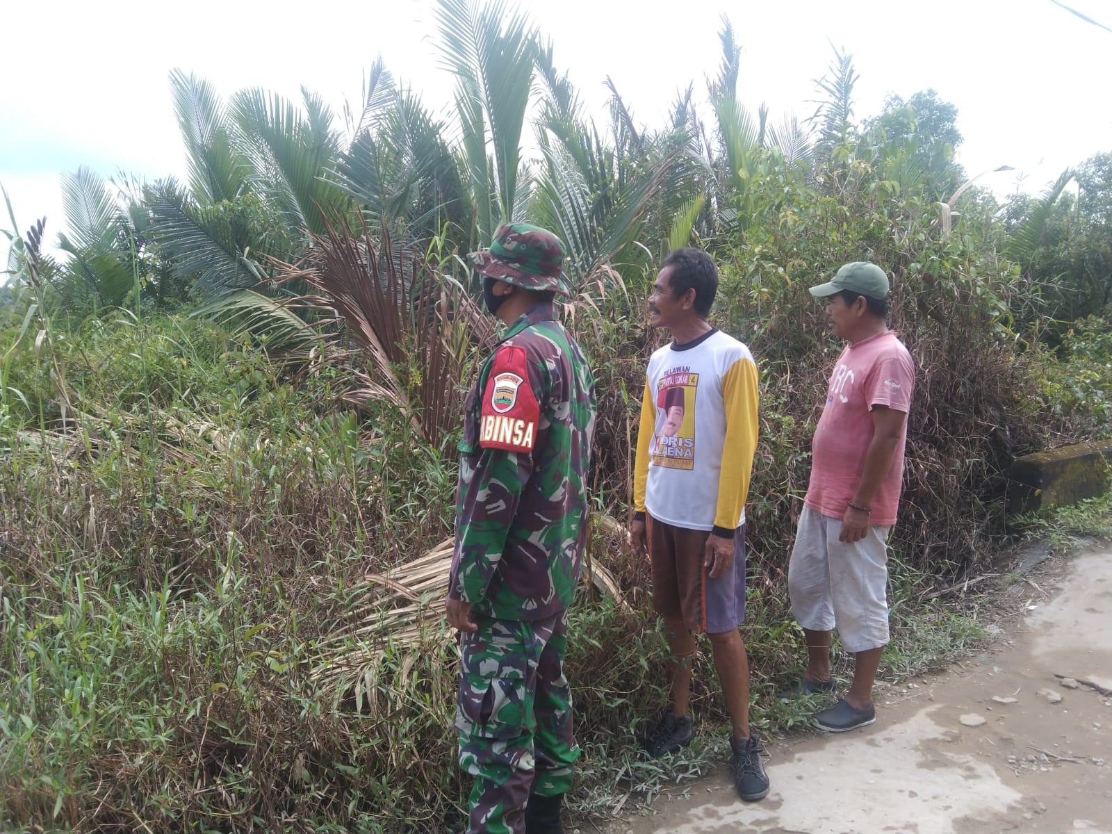 Babinsa 04/Kuindra Melaksanakan Patroli Karhutla Dilahan dan Kebun Warga