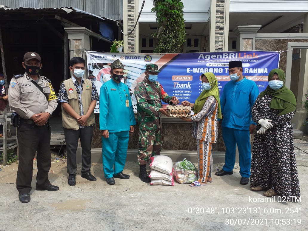 Babinsa 02/Tanah Merah dan Bhabinkamtibmas Dampingi Penyaluran BPNPT