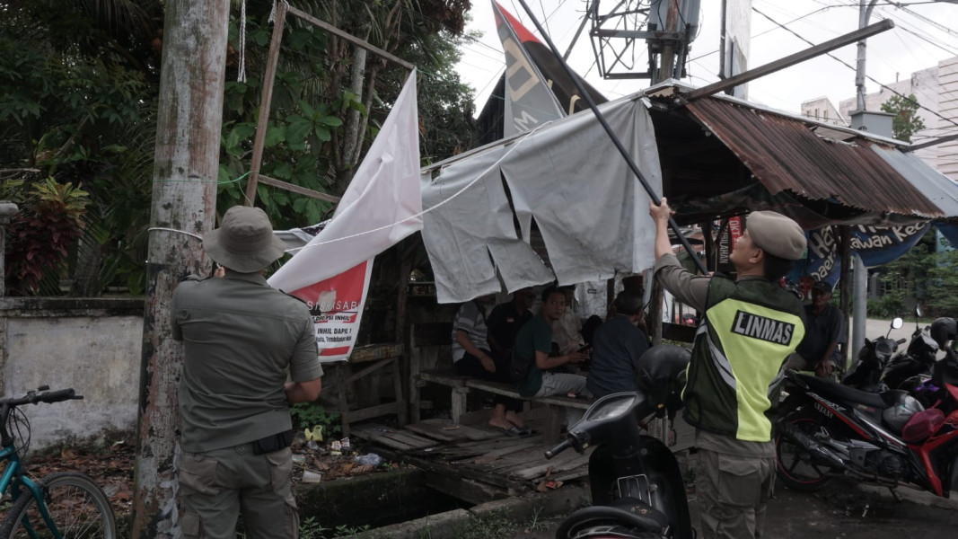 Satpol PP Inhil laksanakan Penertiban Spanduk dan Baliho Kadaluwarsa, Rusak dan Dipasang Bukan Pada Tempatnya