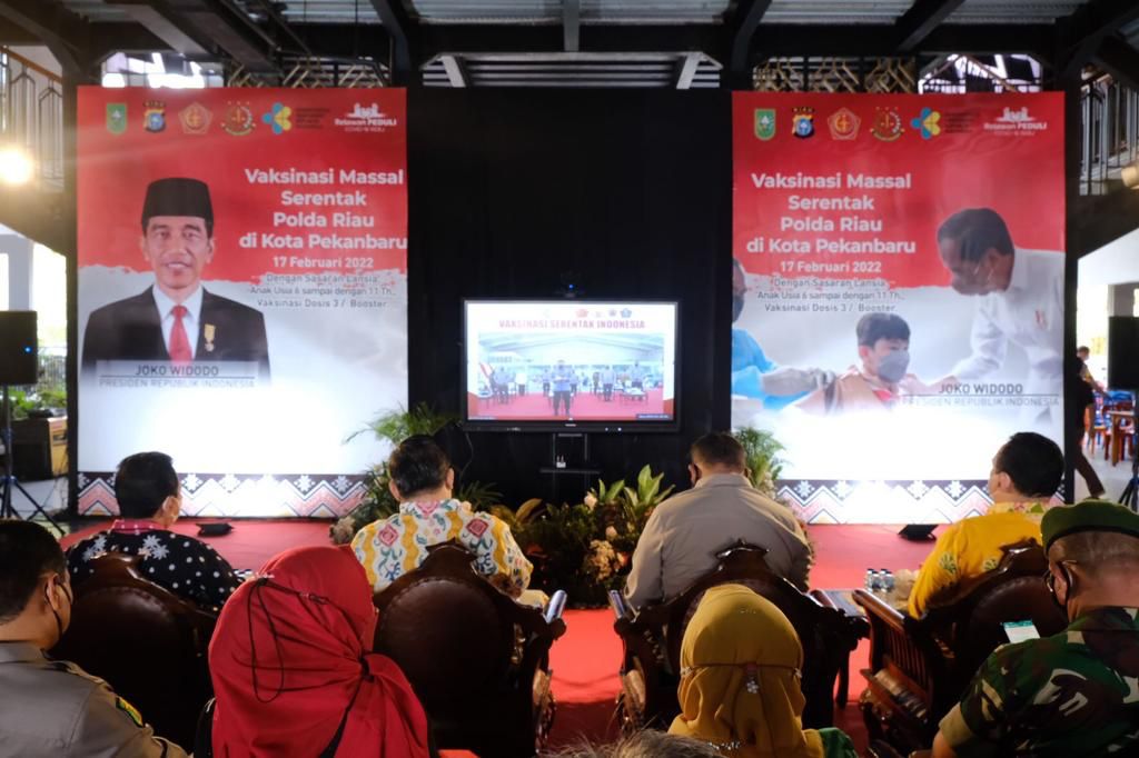 Serentak Dibuka Presiden Jokowi, Wakapolda Riau Pimpin Vaksinasi di Komplek City Walk Pekanbaru