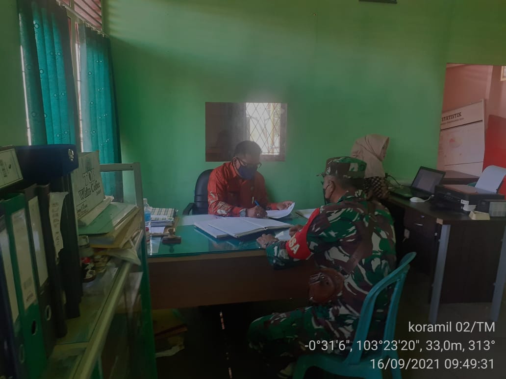 Babinsa 02/Tanah Merah Rutin Komsos dengan Aparat Desa Tanah Merah