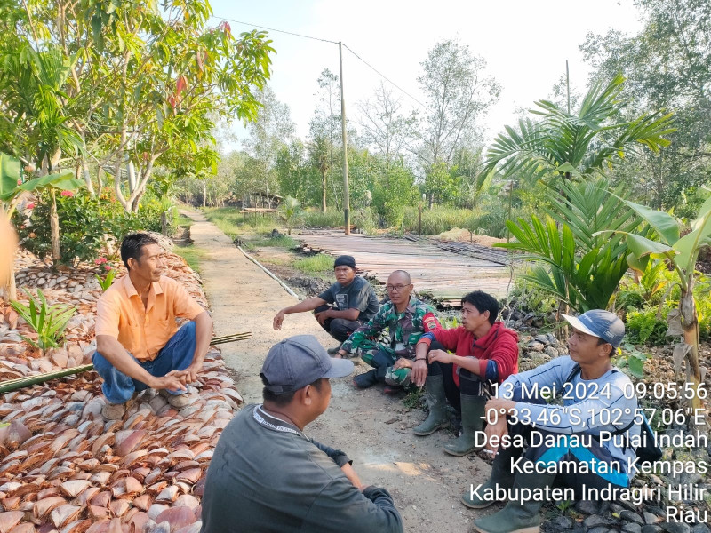 Babinsa Koramil 03/Tpl Lakukan Komsos Sekaligus Pantau Wilayah Binaan