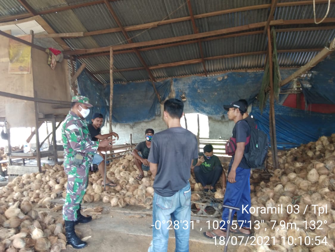Babinsa Desa Teluk Jira Koramil 03/Tempuling Sambangi Para Pemuda Pekerja Kelapa