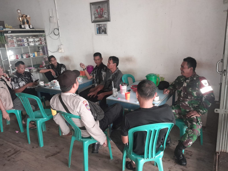 Babinsa Koramil 05/Gas Serda Ricki Sambang Warga di Warung Kopi Sekaligus Sampaikan Pesan Kamtibmas