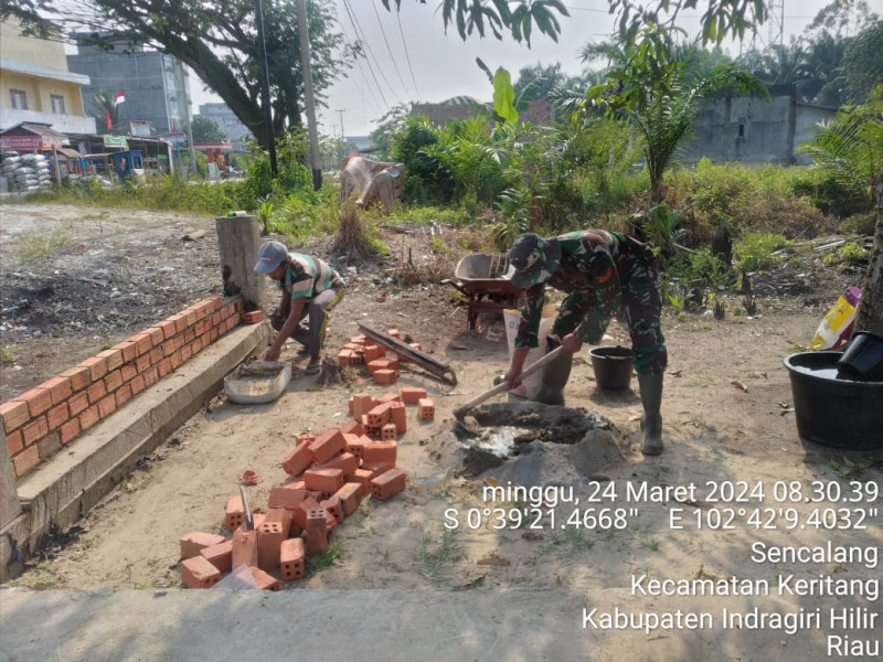 Babinsa Koramil 09/Kemuning Bantu Bangun Pagar Rumah Warga Agar Terjalinnya Hubungan Baik
