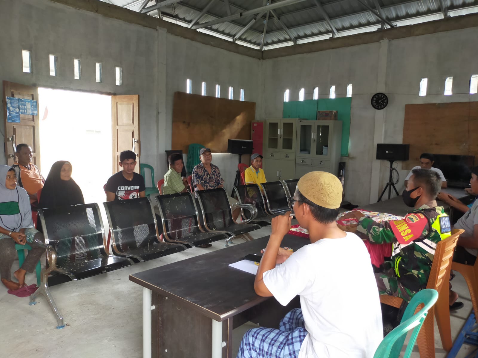 Serda Asrion Babinsa Koramil 04/Kuindra Himbau Warga untuk Selalu Patuhi Protkes