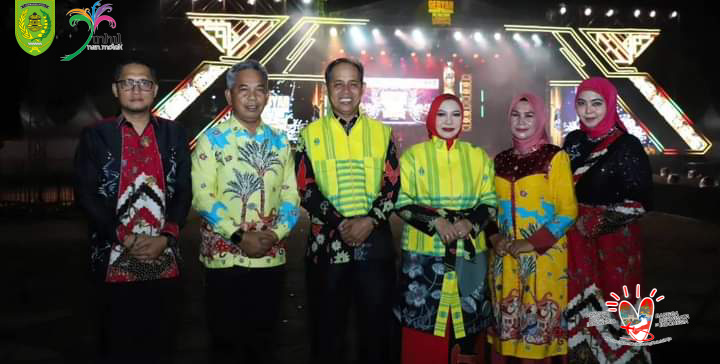 Promosikan Batik Khas Inhil, Pj Bupati Kenakan Batik Lambaian Harapan di Fashion Show Lancang Kuning Carnival