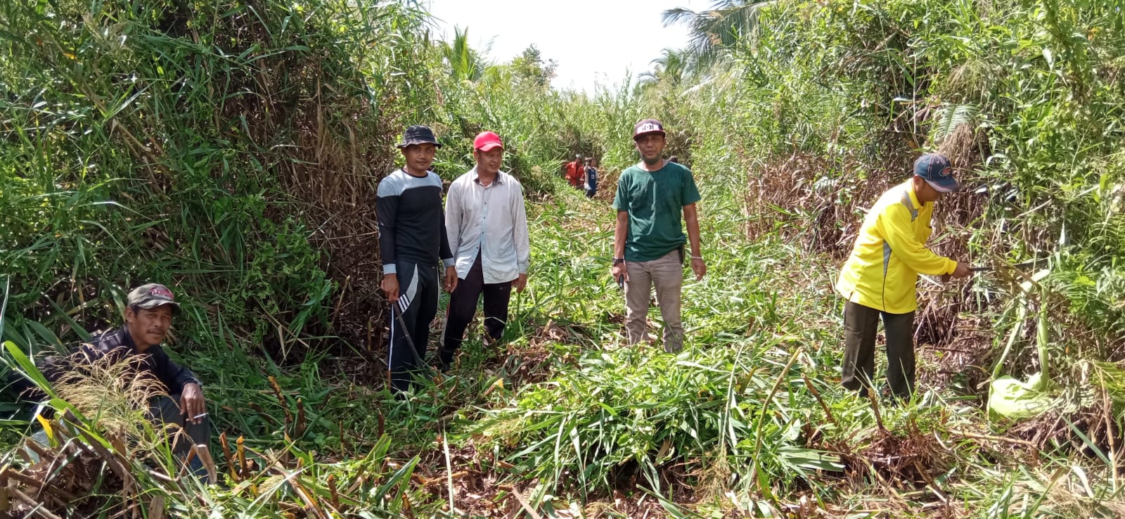 Lurah Teluk Pinang dan Bhabinkamtimas Galakkan Gotong Royong Bersama Warga