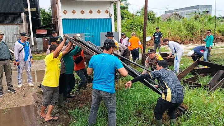 Polsek Batang Tuaka dan Forcopimcam Laksanakan Gotong Royong Antisipasi Bencana Alam