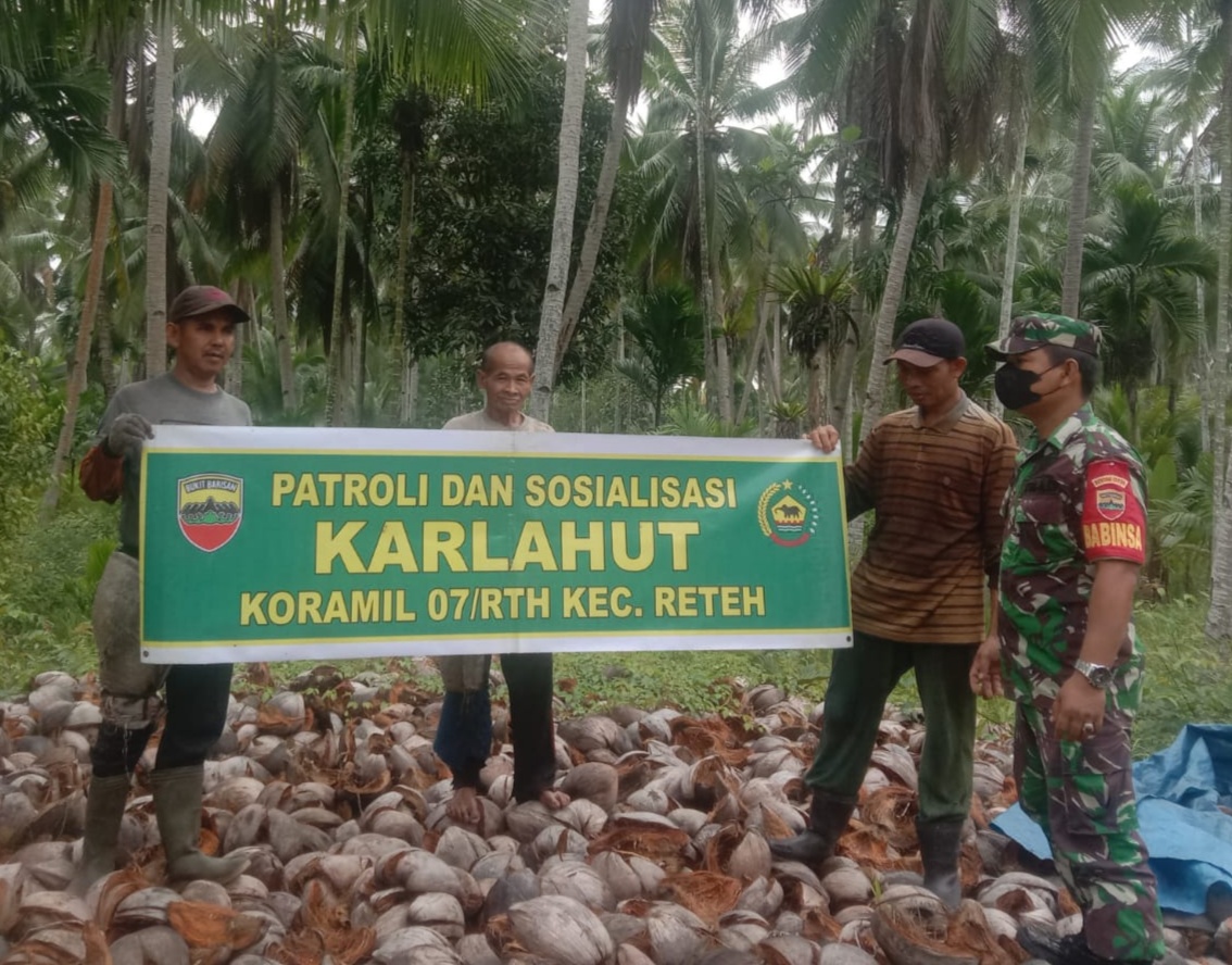 Patroli Rutin Karhutla Oleh Babinsa Koramil 07/Reteh Bersama Masyarakat