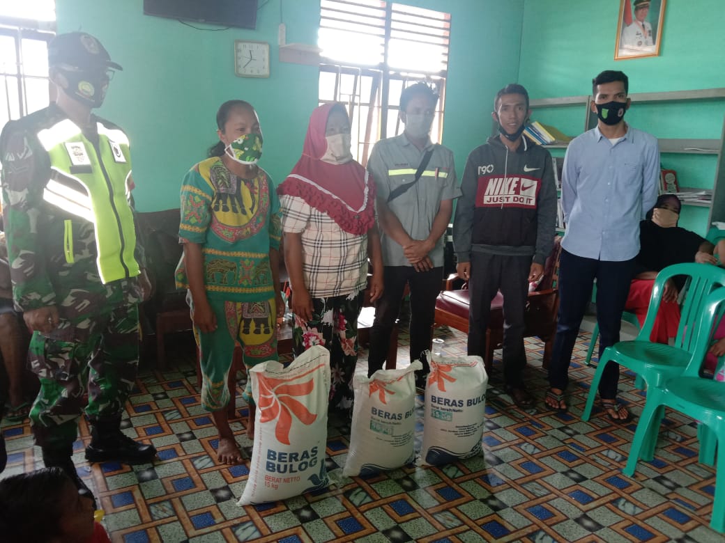 Koramil 04/Kuindra Dampingi Penyaluran PKH di Desa Sungai Bela