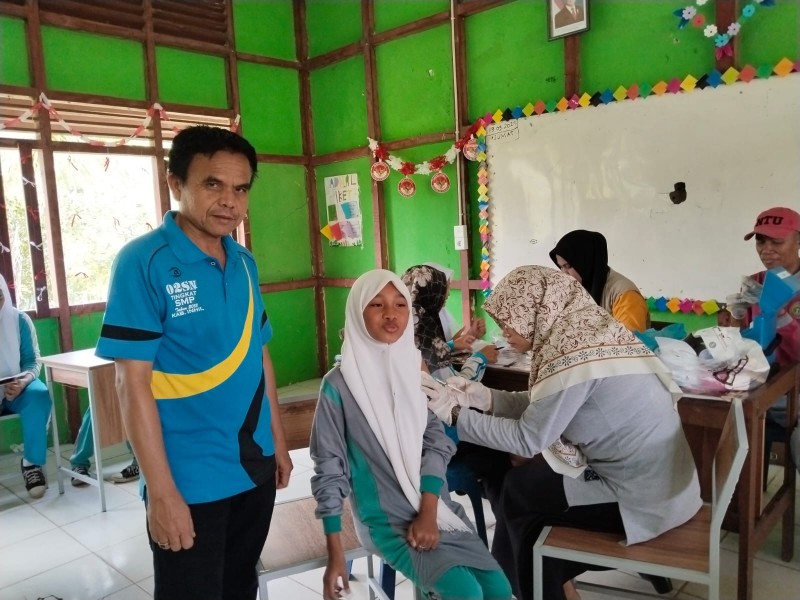 UPT Dinas Kesehatan Kecamatan Kateman Gelar Screening Kesehatan di SMPN 2 Kateman