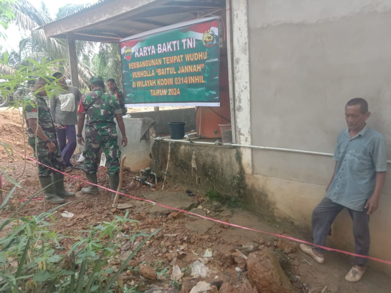 Babinsa Koramil 09/Kemuning Laksanakan Karya Bhakti TNI Peduli Lingkungan