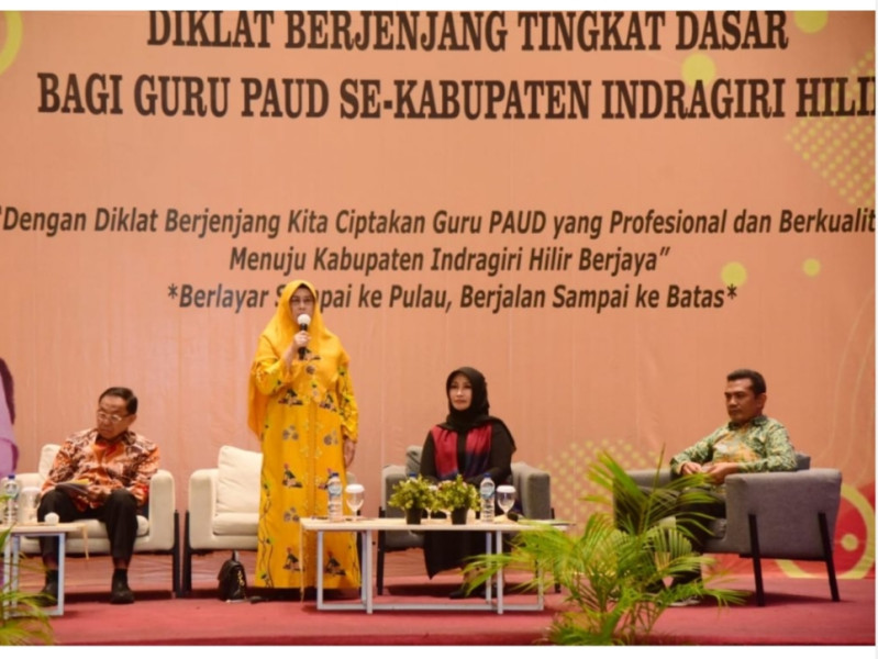 Bupati HM.Wardan didampingi Bunda PAUD Hj.Zulaikhah Wardan Bersilaturahmi dengan Peserta Diklat Berjenjang Tingkat Dasar Guru PAUD