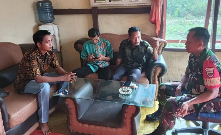 Babinsa Koramil 07/Reteh Gelar Komsos, Himbau Remaja Desa Hindari Perbuatan Melanggar Hukum