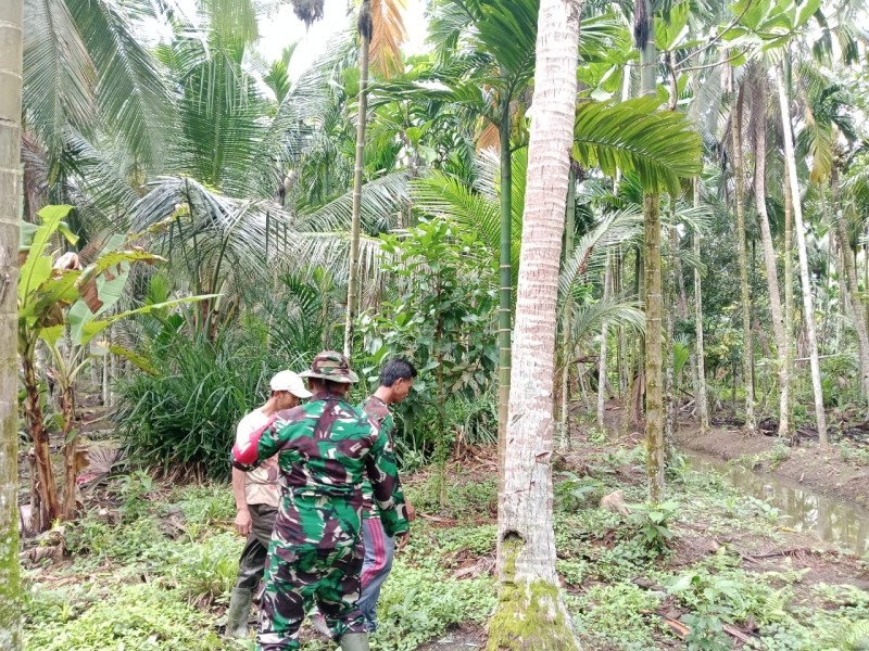 Babinsa Koramil 07/Rth Ajak Masyarakat Untuk Terus Patroli Tapal Batas