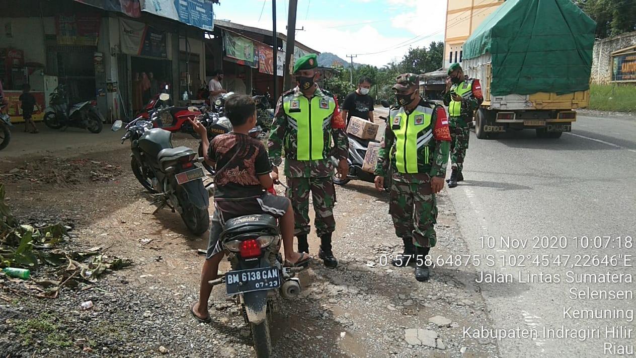 Koramil 09/Kemuning Terus Gelar Penegakan Prokes di Jalur Lintas Timur