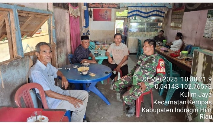 Babinsa Kopda Jalaluddin Ajak Masyarakat Jaga Kebersihan dan Keamanan Desa