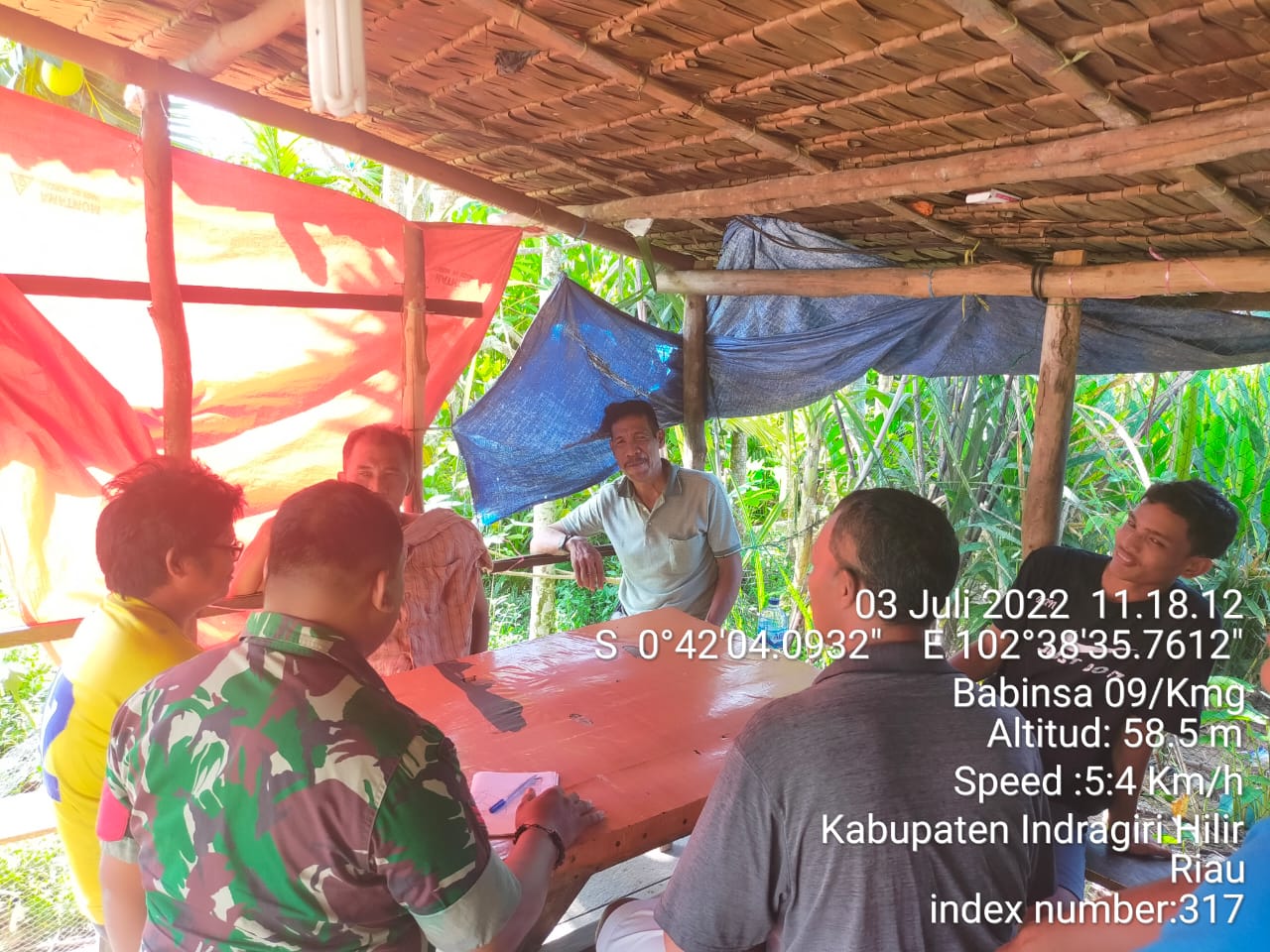 Rutinitas Babinsa Koramil 09/Kemuning Melalui Komsos Guna Jalin Silaturahmi