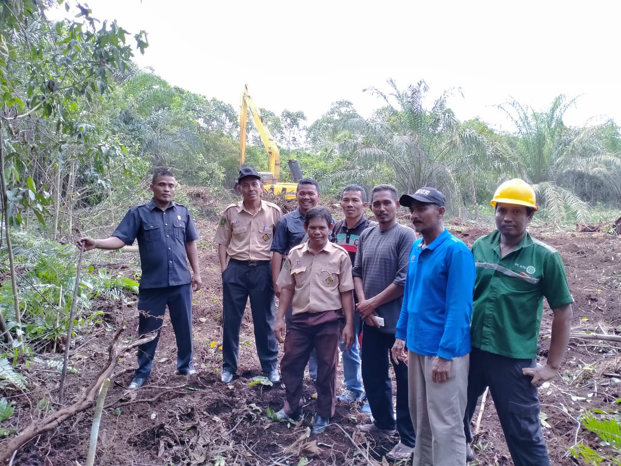 PT. KTU Turunkan Ekskavator  Bersihkan Lahan Pembangunan SD Lokal Jauh di Lubuk Miam, Kuala Gasib