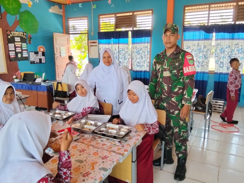 Babinsa Suirwansah, Garda Terdepan Gizi: 2.398 Pelajar Tempuling Nikmati Santapan Sehat