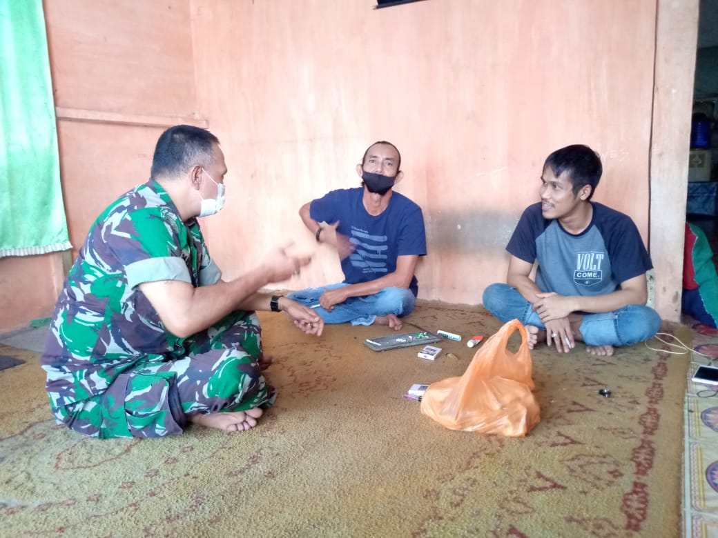 Upaya Babinsa Koramil 04/Kuindra Wujudkan Silaturahmi Melalui Komsos di Wilayah