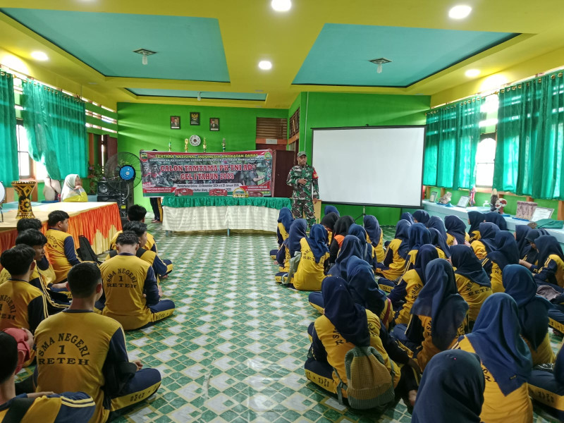 Babinsa Koramil 07/Reteh Sosialisasikan Pendaftaran Tamtama TNI Gelombang 1 di SMAN 1 Reteh