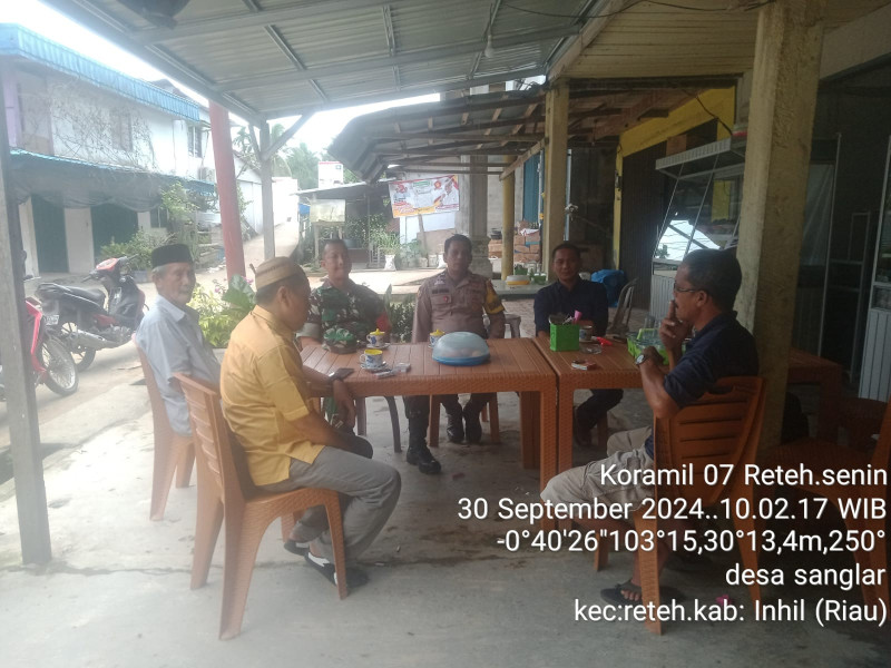 Babinsa Serda Johansah Jalin Kedekatan dan Kebersamaan Dengan Masyarakat Setempat