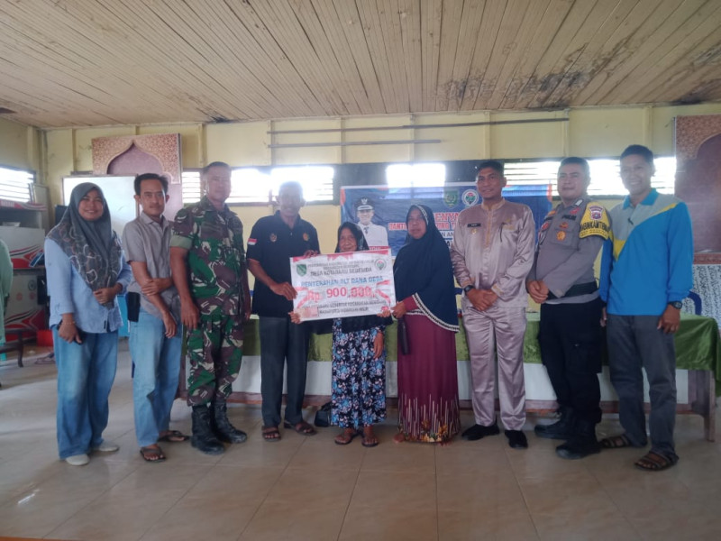 Sebagai Bentuk Kepedulian Terhadap Warga, Babinsa Desa Kota Baru Sebrida Dampingi Pemberian Bantuan Langsung Tunai